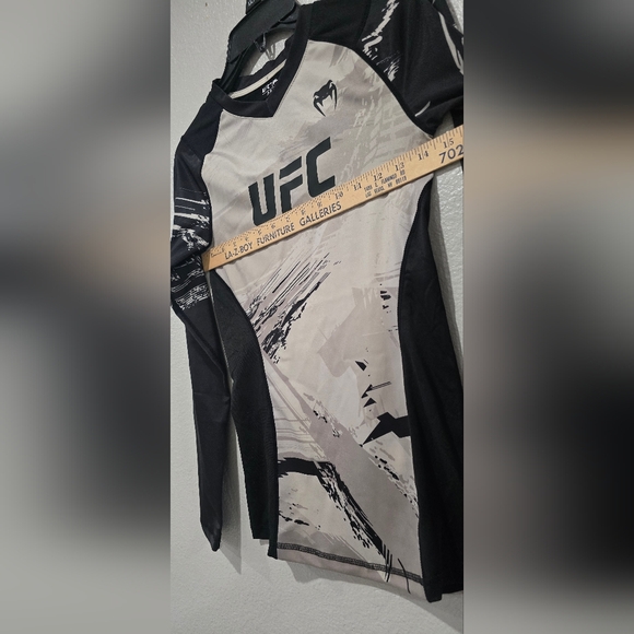UFC By Venum Womens Long Sleeve Rash Guard Sand Black Medium - Picture 5 of 7